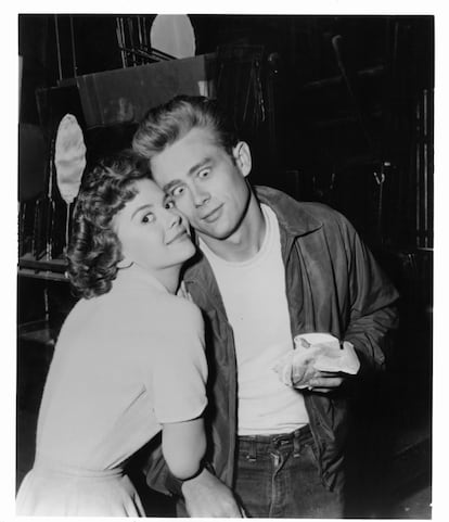 Natalie Wood y James Dean ponen caras durante el rodaje de 'Rebelde sin causa' (1955).