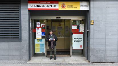 Una persona sale de una oficina de empleo en Madrid.