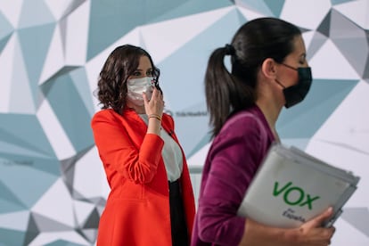 La entonces candidata del PP a la Presidencia de la Comunidad de Madrid, Isabel Díaz Ayuso (i); y la candidata de Vox a la Presidencia de la Comunidad de Madrid, Rocío Monasterio, salen tras el primer debate electoral previo a los comicios a la Asamblea de Madrid, en Telemadrid, a 21 de abril de 2021, en Madrid.