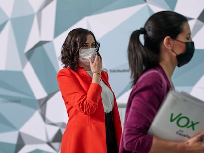 La entonces candidata del PP a la Presidencia de la Comunidad de Madrid, Isabel Díaz Ayuso (i); y la candidata de Vox a la Presidencia de la Comunidad de Madrid, Rocío Monasterio, salen tras el primer debate electoral previo a los comicios a la Asamblea de Madrid, en Telemadrid, a 21 de abril de 2021, en Madrid.