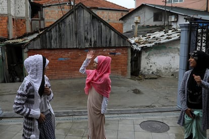 En total, Serbia es el hogar de unos 230.000 musulmanes, alrededor del 3,1% de la población, concentrados principalmente en el sudoeste de la región de Sandzak, fronteriza con Bosnia, Kosovo y Montenegro. En la imagen, niñas musulmanas frente a una mezquita improvisada antes de los rezos del viernes en Zemun Polje en Belgrado.