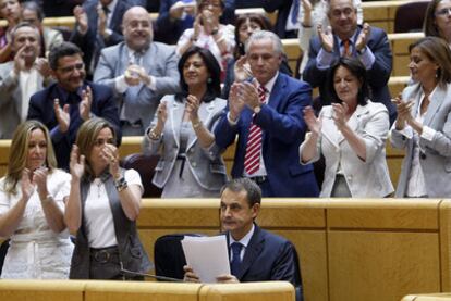 Los socialistas aplauden al presidente en el Senado