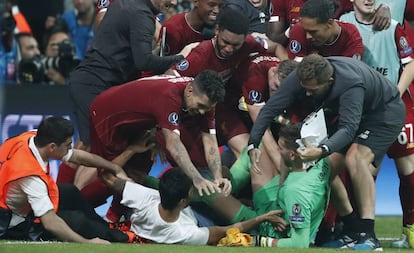 Adrián, en el suelo, tras el impacto del aficionado que saltó al campo para celebrar la Supercopa.