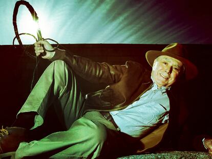 Igualito que Harrison Ford, y dispuesto a buscar el santo grial, Javier Rupérez posa en versión Indiana Jones.
