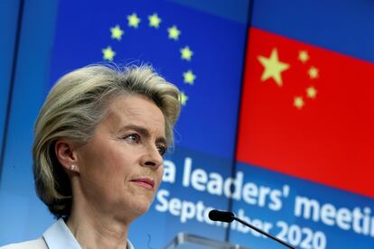 La presidenta de la Comisión Europea, Ursula von der Leyen, en conferencia de prensa en Bruselas tras celebrar una cumbre virtual con el presidente chino, Xi Jinping, el pasado septiembre.