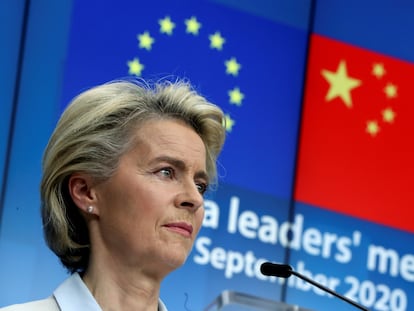 La presidenta de la Comisión Europea, Ursula von der Leyen, en conferencia de prensa en Bruselas tras celebrar una cumbre virtual con el presidente chino, Xi Jinping, el pasado septiembre.