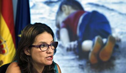 La portavoz del Consell, M&oacute;nica Oltra, con la imagen del ni&ntilde;o refugiado Aylan al fondo. 