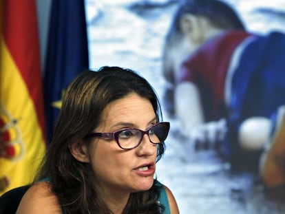 La portavoz del Consell, Mónica Oltra, con la imagen del niño refugiado Aylan al fondo.