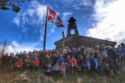 Andoni Ortuzar y un grupo de militantes del PNV, este sábado en la cima del monte Bizkargi, en Muxika (Bizkaia).