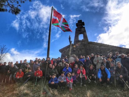 Andoni Ortuzar y un grupo de militantes del PNV, este sábado en la cima del monte Bizkargi, en Muxika (Bizkaia).