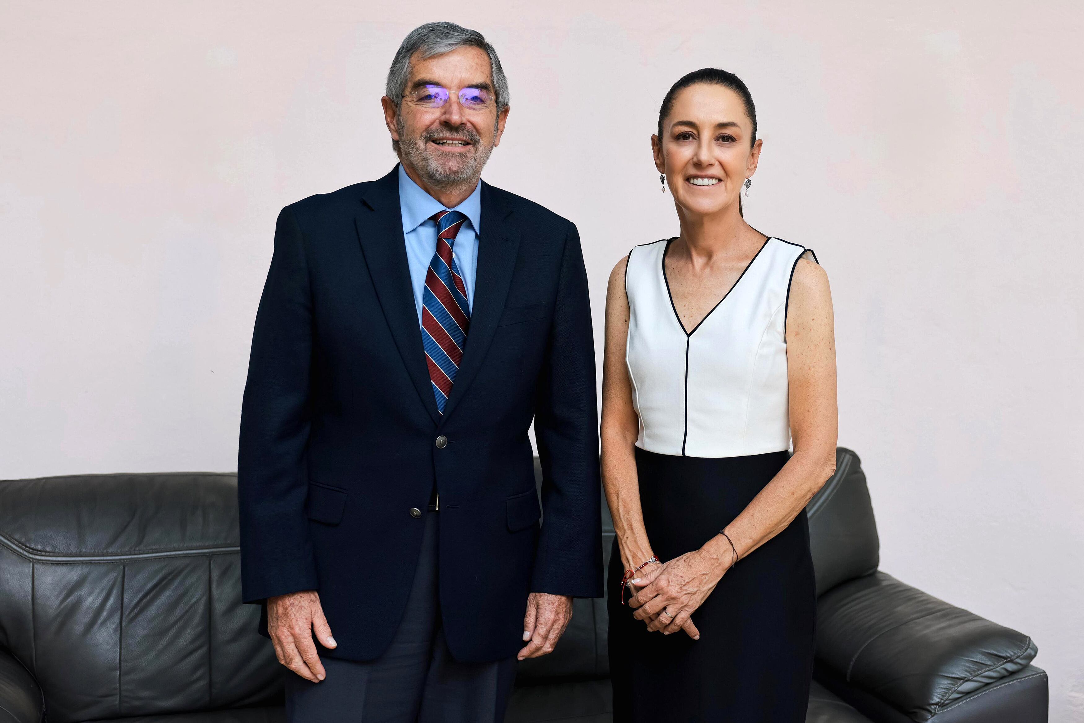 Claudia Sheinbaum con Juan Ramón de la Fuente, el 6 de junio en Ciudad de México.