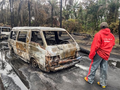 Un hombre observa la escena de la explosión en la que más de 100 personas perdieron la vida, este sábado en el área del gobierno local de Ohaji-Egbema, en el Estado de Imo, al sureste de Nigeria.