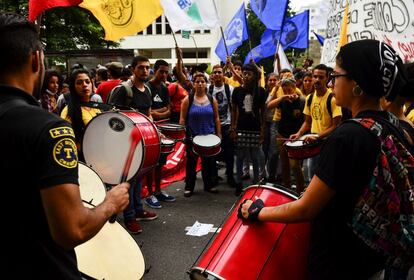 O Movimento Passe Livre havia convocado uma manifestação nesta terça-feira contra o aumento das passagens de ônibus, que passou de 3,50 reais para 3,80. A partir das 17h, os manifestantes começaram a se concentrar na praça dos Ciclistas, na Avenida Paulista.