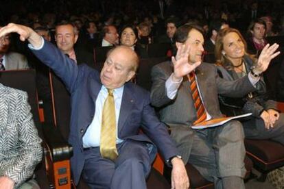 El ex presidente de la Generalitat Jordi Pujol (primero por la izquierda), junto a Artur Mas <b>durante la conferencia</b><i> Cataluña</i> sin límites, <b>en la que el líder de CiU anunció sus compromisos para la próxima legislatura.</b>