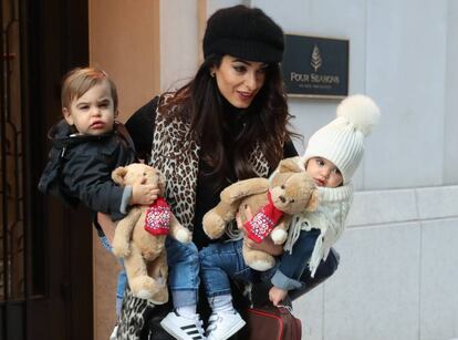 Amal Clooney con sus hijos Elle y Alexander.
