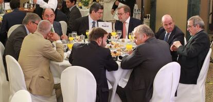 De frente, desde la izquierda, Murilo Fernandes Gabrieli, encargado de negocios de la Embajada de Brasil en Espa&ntilde;a; Ignacio S&aacute;nchez Gal&aacute;n, presidente de Iberdrola; Joaquim Levy, ministro de Hacienda de Brasil; Juan Luis Cebri&aacute;n, presidente de PRISA; Luis de Guindos, ministro de Econom&iacute;a, y C&eacute;sar Alierta, presidente de Telef&oacute;nica. De espaldas, Antonio Ca&ntilde;o, director de El Pa&iacute;s; Guillermo de la Dehesa, vicepresidente de Santander, e Ignacio Polanco, presidente de honor de PRISA. 