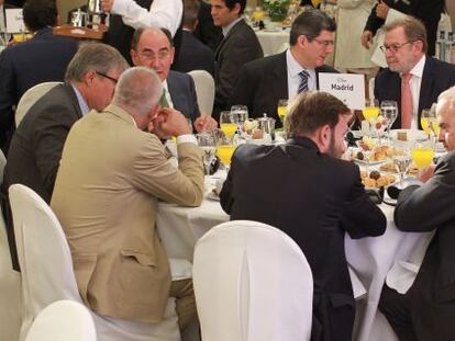 De frente, desde la izquierda, Murilo Fernandes Gabrieli, encargado de negocios de la Embajada de Brasil en Espa&ntilde;a; Ignacio S&aacute;nchez Gal&aacute;n, presidente de Iberdrola; Joaquim Levy, ministro de Hacienda de Brasil; Juan Luis Cebri&aacute;n, presidente de PRISA; Luis de Guindos, ministro de Econom&iacute;a, y C&eacute;sar Alierta, presidente de Telef&oacute;nica. De espaldas, Antonio Ca&ntilde;o, director de El Pa&iacute;s; Guillermo de la Dehesa, vicepresidente de Santander, e Ignacio Polanco, presidente de honor de PRISA. 