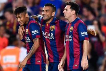 Neymar, Dani Alves y Messi celebran un gol.
