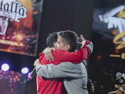 Skone y Jota se funden en un abrazo tras su batalla final.