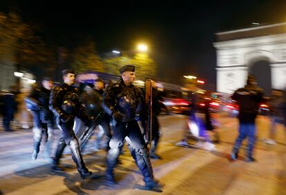 Policías avanzan en los Campos Elíseos. 