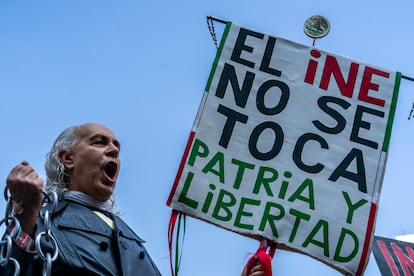 Ciudadanos participan en la marcha en defensa del Instituto Nacional Electoral (INE) sobre el Paseo de la Reforma