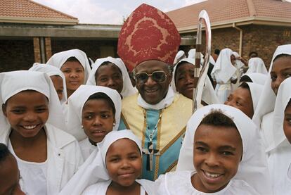 Tutu es fotografiado junto con unas niñas, en 1985.