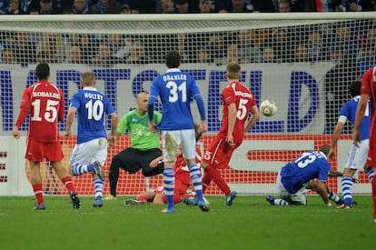 Jones marca el tercer gol para el Schalke.