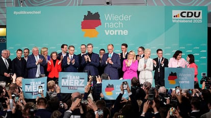 El líder de la CDU, Friedrich Merz, celebra los resultados de su formación, este domingo en Berlín.