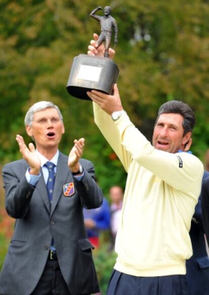 Olazábal, con el premio del Seve Trophy.