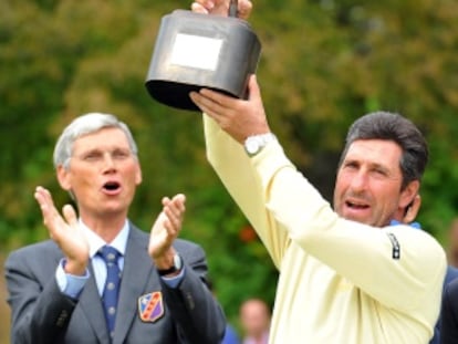 Olazábal, con el premio del Seve Trophy.