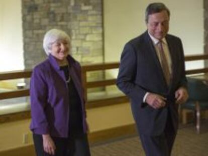 Janet Yellen, presidenta de la Reserva Federal (Fed), junto a su hom&oacute;logo del BCE, Mario Draghi, en Jackson Hole