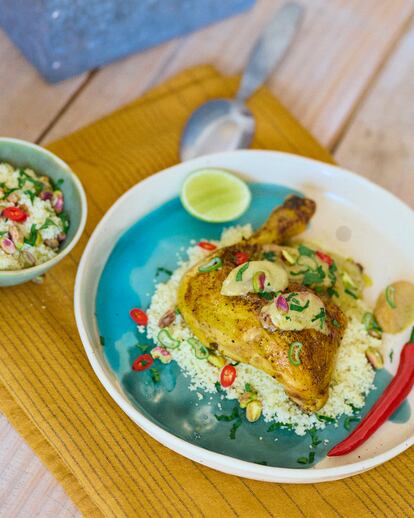 Pollo asado con ciruelas, cuscs de pistacho y menta.