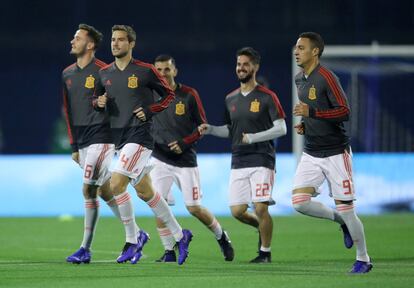 Los jugadores de España calientan antes del inicio del partido entre Croacia y España