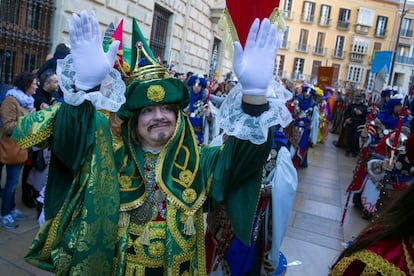 El rey Gaspar saluda a los niños durante la Cabalgata de Málaga.