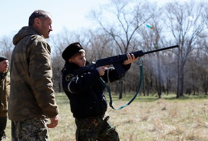 En la escuela General Yermolov, situada en el pueblo de Sengileyevskoye, a las afueras de Stavropol (Rusia), los alumnos reciben formación en el manejo de armas. En la imagen, un joven dispara su rifle durante un entrenamiento.