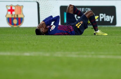 Dembélé tendido en el suelo lesionado, tras un lance del juego.