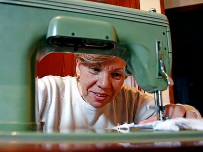 Mari Carmen Borreguero cose en la máquina que heredó de su madre, la que su hija ya no sabe utilizar. "Porque, además, es zurda", ríe. ¿Habrá máquinas de coser para zurdos?