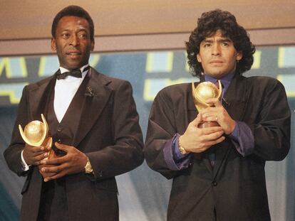 Pelé y Maradona, durante una ceremonia de premio en 1987 en Italia.