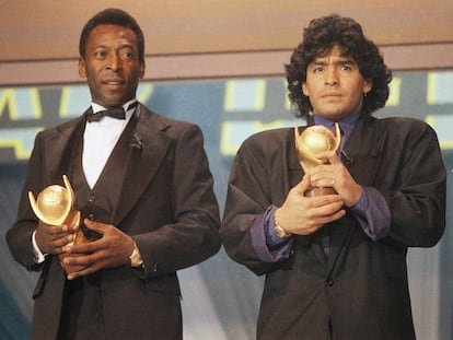 Pelé y Maradona con sus trofeos como mejores jugadores del Mundo en 1987.
