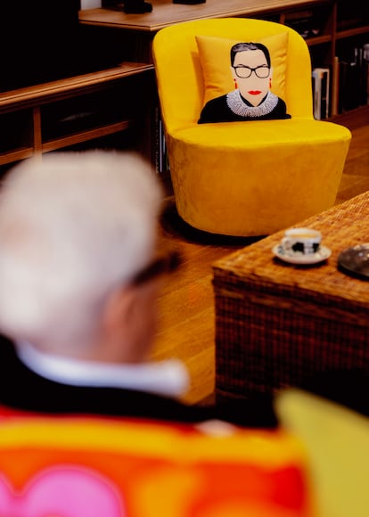 Ken Follett, de 74 años, en su casa, con un cojín de la fallecida jueza del Supremo estadounidense Ruth Bader Ginsburg en uno de sus sillones.