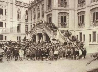 Alumnos de la promoción de 1922 posan en la escalera de entrada al colegio del Pilar.