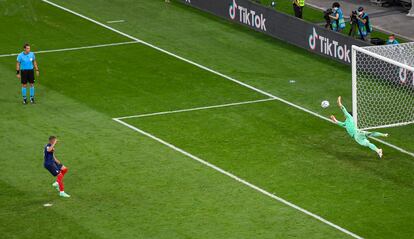 El portero suizo Sommer detiene a Mbappé el penalti decisivo en octavos.