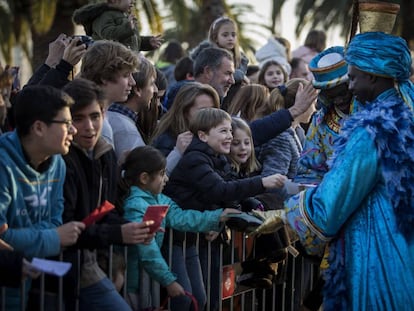 Els nens saluden el rei Baltasar en el Moll de la Fusta.