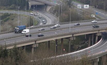 Imagen del tráfico en el nudo de entrada de la autopista AP-8 en San Sebastián.