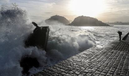 Olas rompiendo en el Peine del Viento al amanecer en San Sebastián.