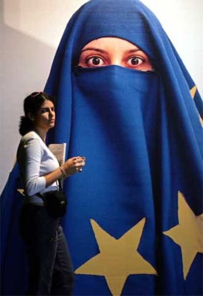 Una mujer, junto a una obra del artista Burak Delier exhibida en Estambul.