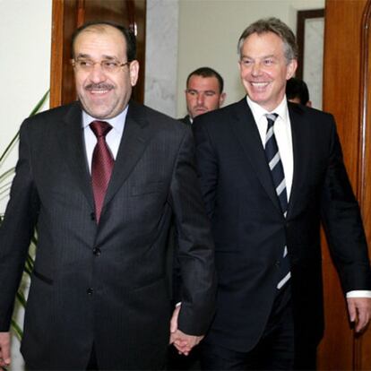 El primer ministro iraquí, Nuri al Maliki, camina de la mano de su homólogo británico, Tony Blair, durante su encuentro en Bagdad.