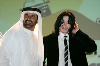 Michael Jackson, con el campeón de automovilismo Mohamad ben Sulayem, el domingo en Dubai.