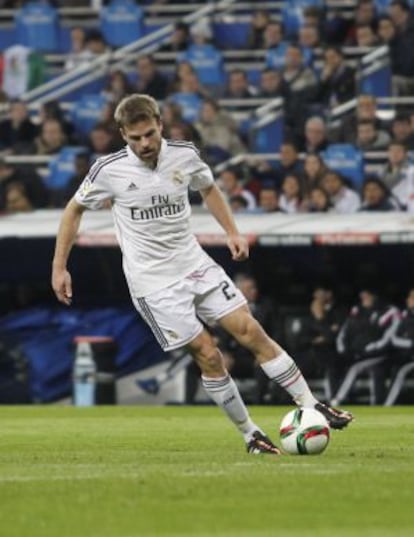 Illarramendi conduce el balón, en el partido ante el Cornellà.