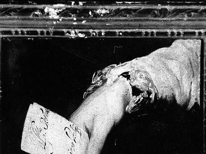 Imagen del cuadro robado en 1989 <i>Mano del retrato del arzobispo Fernando Valdés,</i> que sostiene un papel con la firma de Diego Velázquez.
